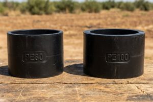 مقایسه اتصالات پلیاتیلن گرید PE80 و PE100 با نمایش تفاوت ضخامت جداره در محیط کشاورزی